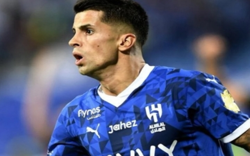 كانسيلو يهبط في إسبانيا لإنهاء صفقة انتقاله إلى برشلونة